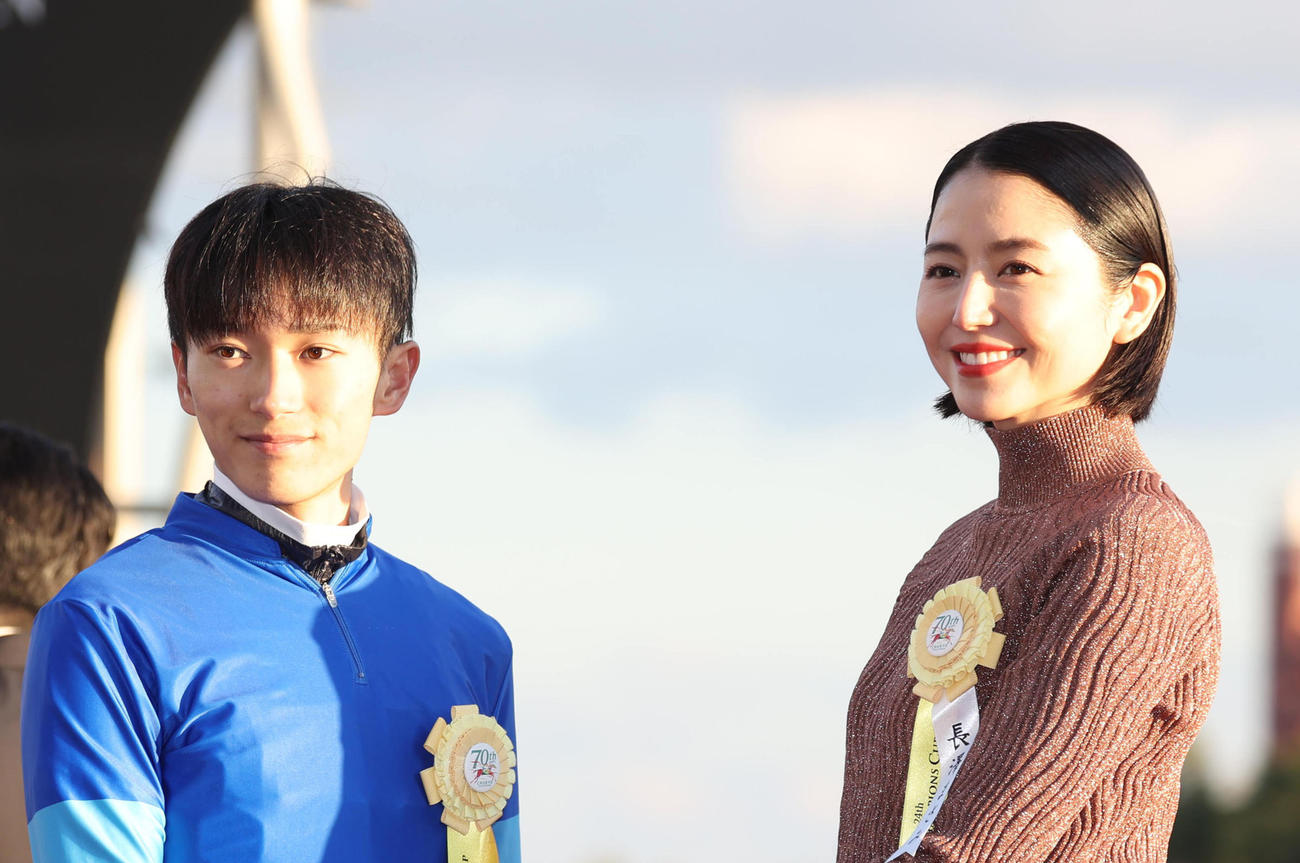 笑顔で握手する坂井騎手（左）とプレゼンターの長澤まさみ（2023年12月撮影）