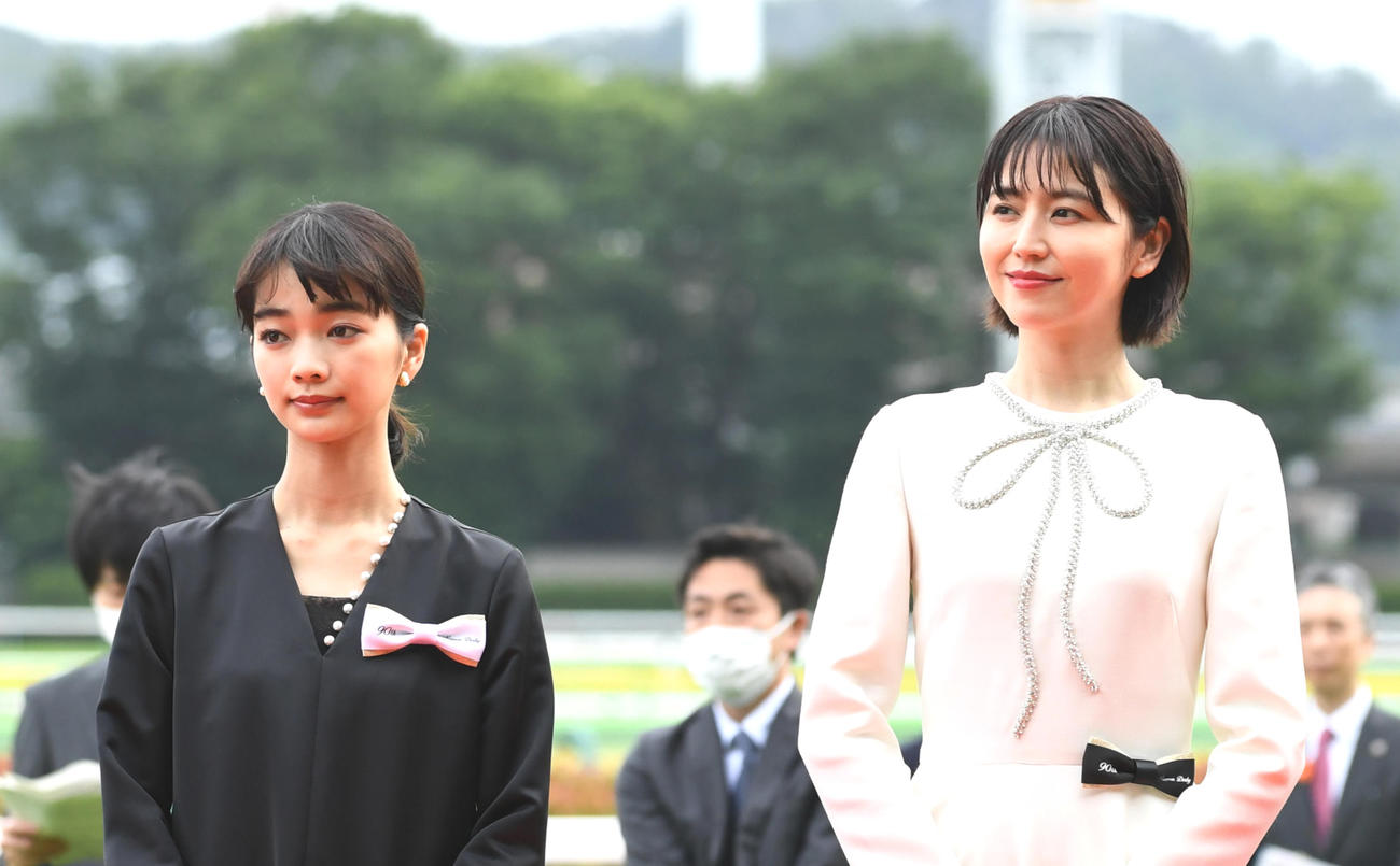 ダービーでプレゼンターを務める見上愛（左）と長澤まさみ（2023年5月撮影）