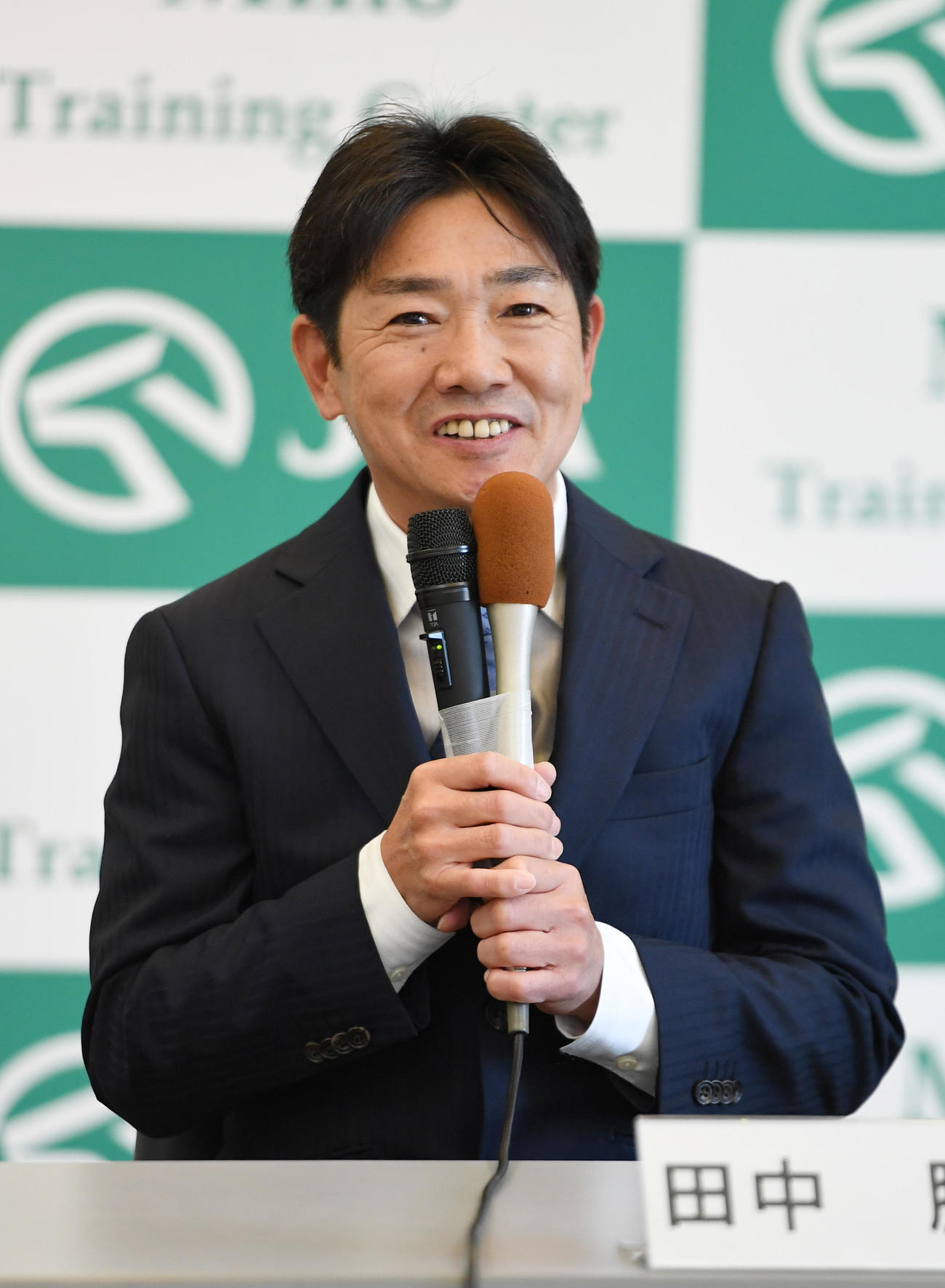 JRA新規調教師免許試験に合格し会見する田中勝騎手（23年12月7日撮影）