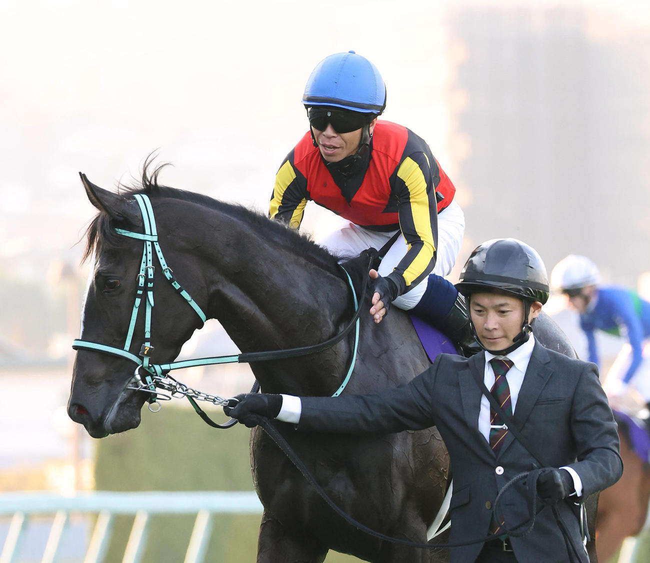 12月10日、3連勝で阪神JFを制したアスコリピチェーノと、ねぎらう北村宏騎手