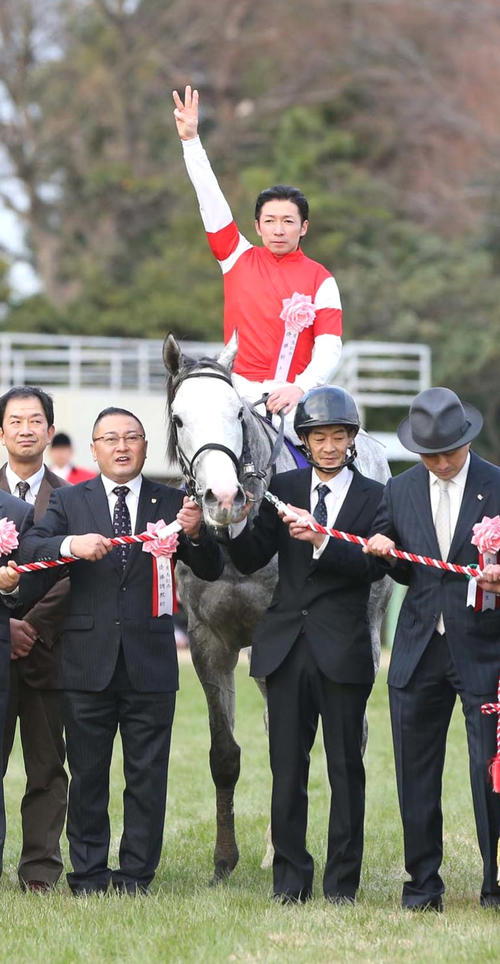 12年12月23日、有馬記念を制したゴールドシップと内田騎手ら関係者