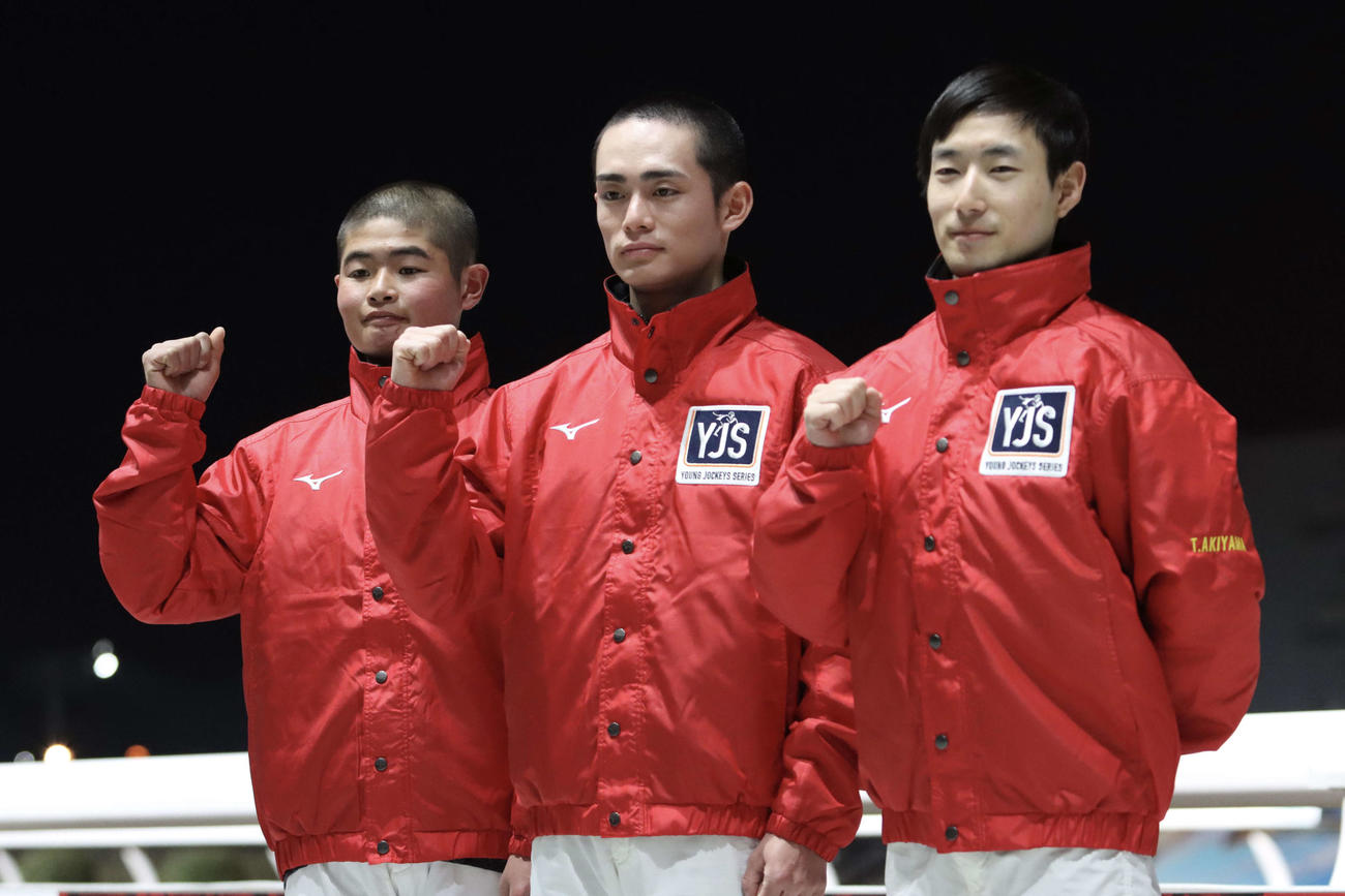 勝利騎手インタビューを終え記念撮影に納まる左から田口貫太騎手、永野猛蔵騎手、秋山稔樹騎手