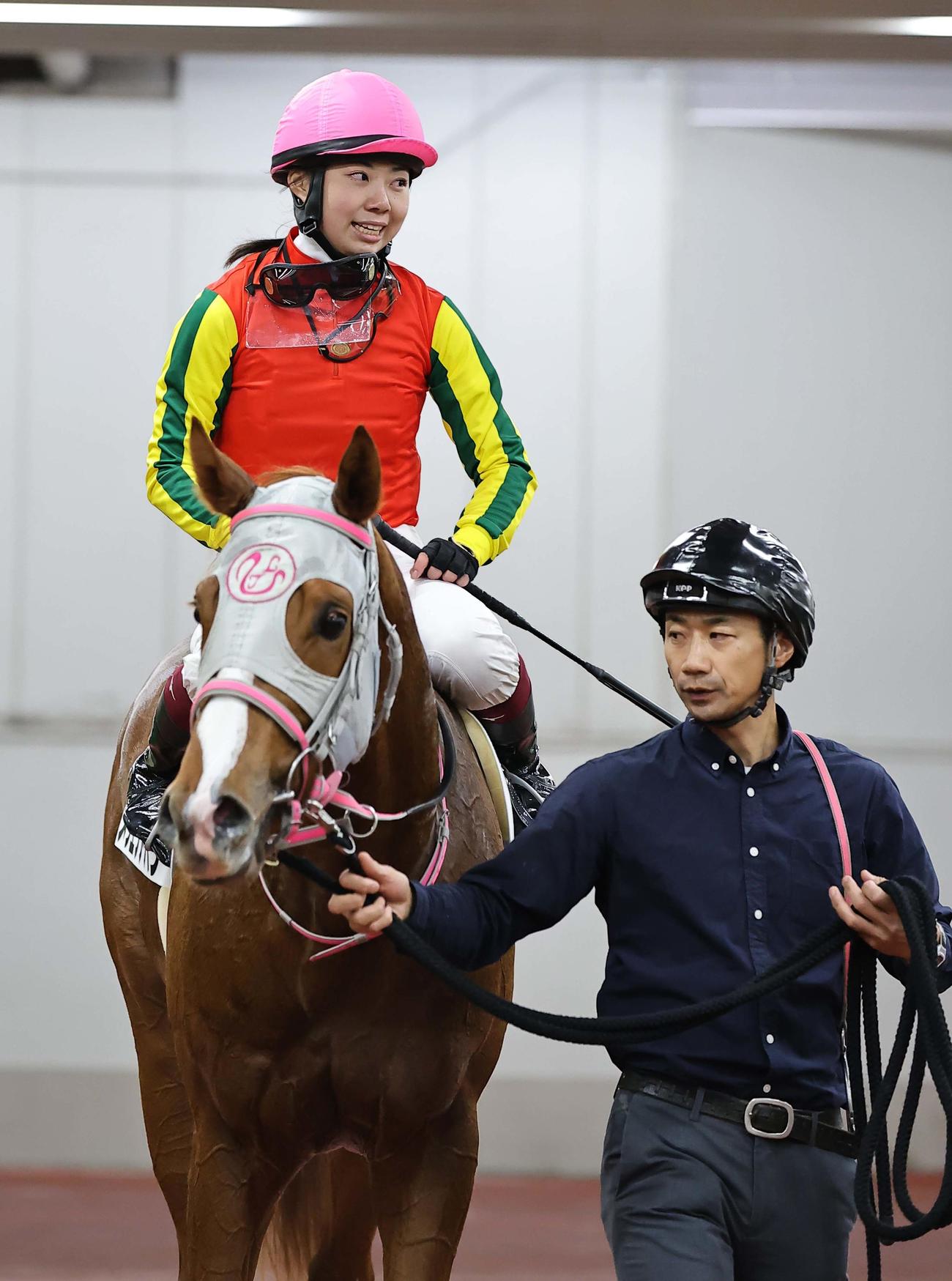 5Rメイクデビュー中京　1着のメッエフアパラ（右）と河原田菜々騎手（撮影・上田博志）