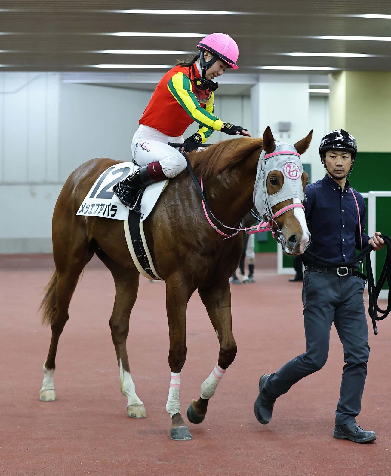 5Rメイクデビュー中京　1着のメッエフアパラ（右）と河原田菜々騎手（撮影・上田博志）