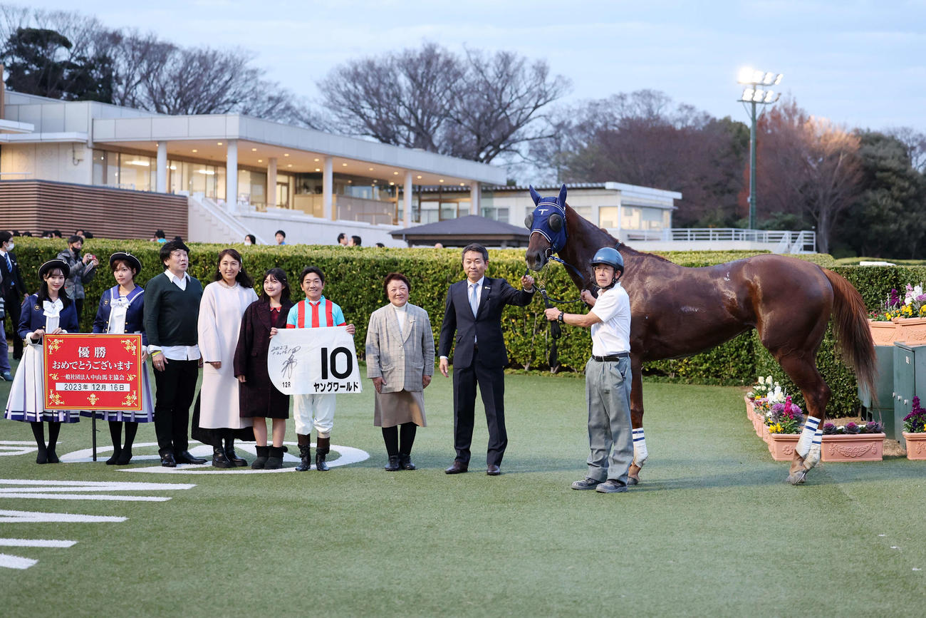 3歳以上1勝クラスを制したヤングワールドと田中勝春騎手（撮影・鈴木正人）