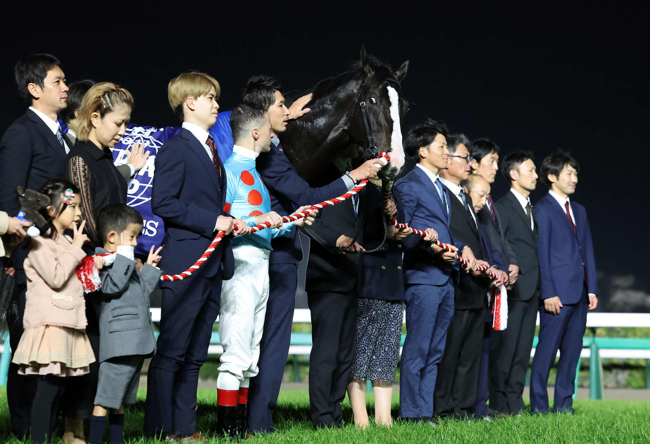 引退式に臨むイクイノックス（撮影・鈴木正人）