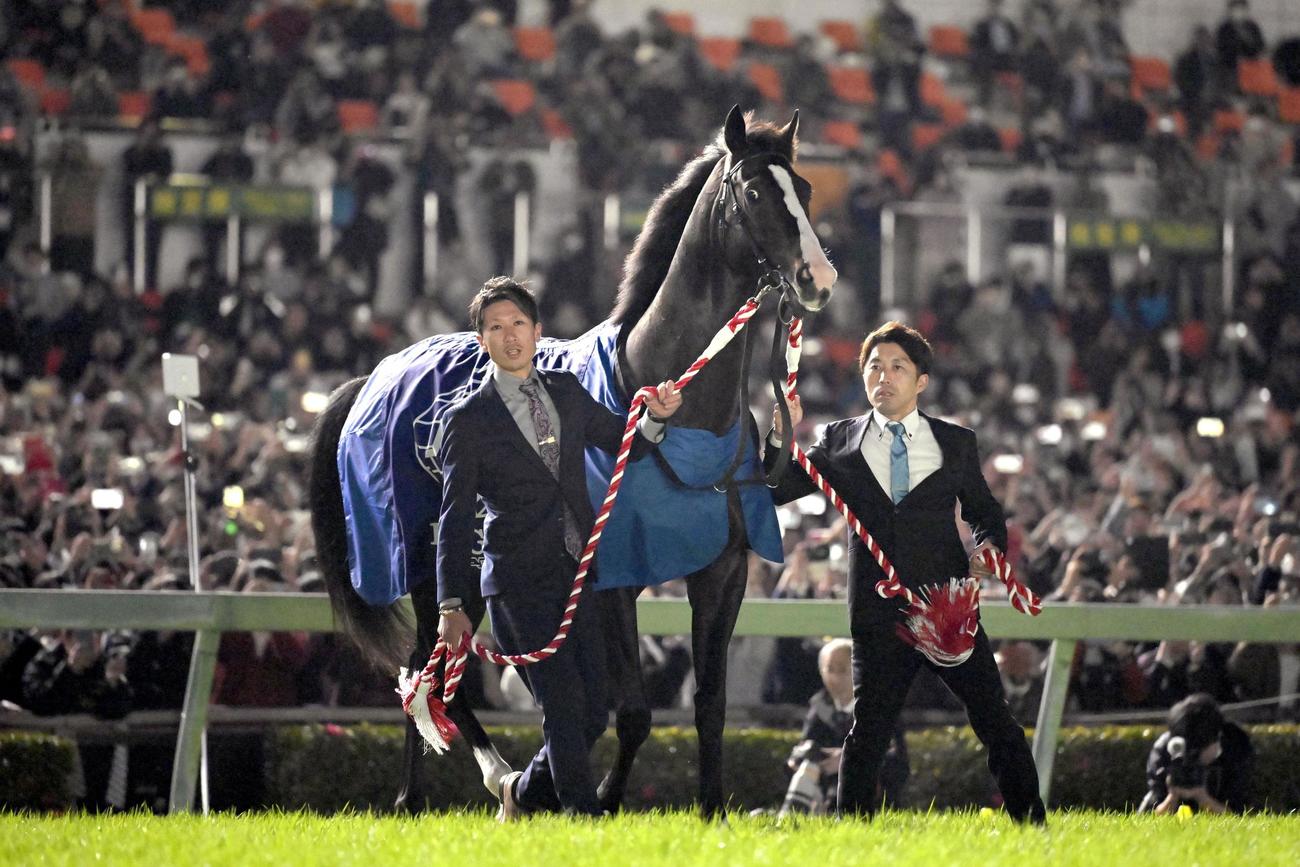 引退式に臨むイクイノックス（共同）