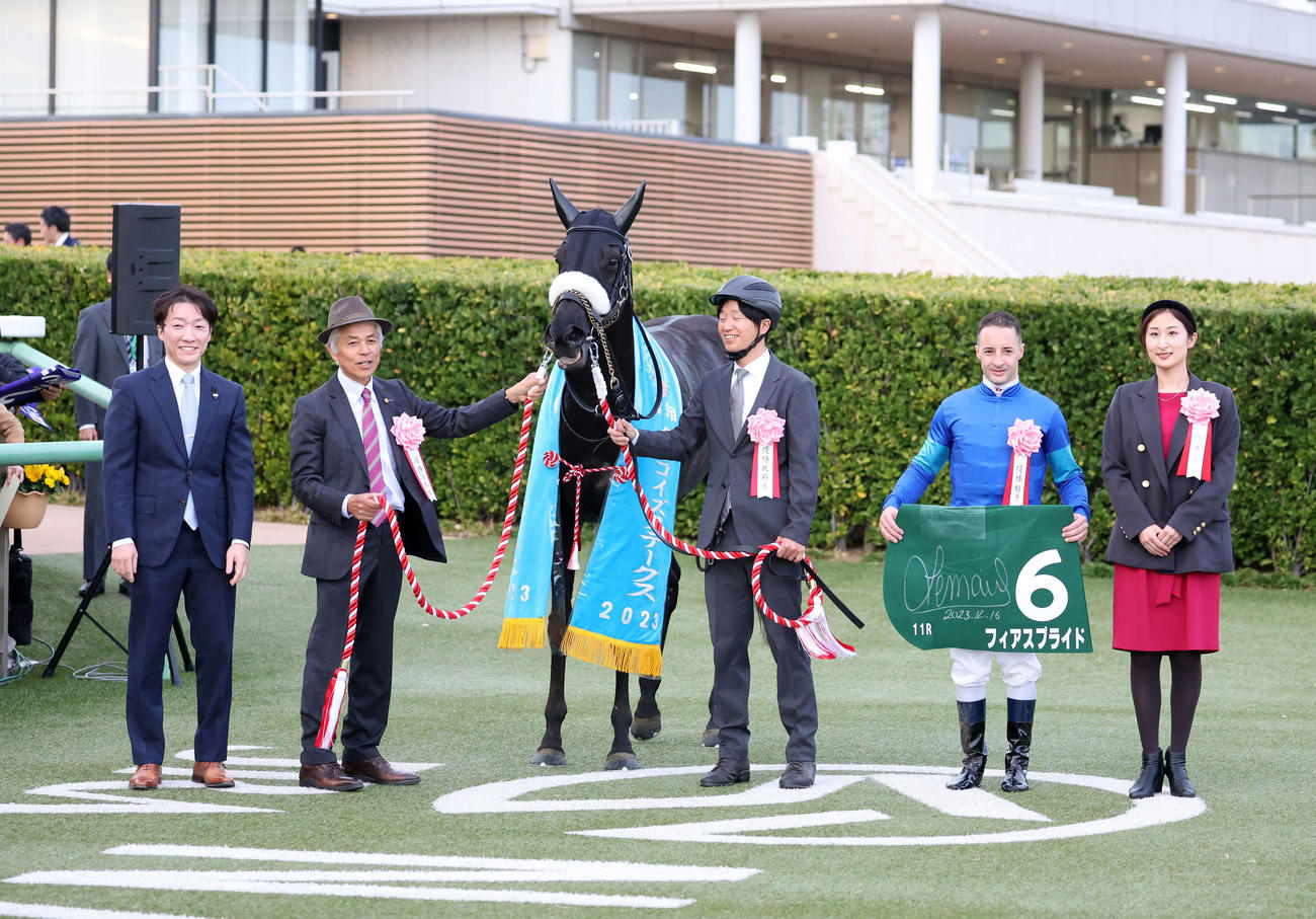 ターコイズSを制したフィアスプライドとC・ルメール騎手（撮影・鈴木正人）