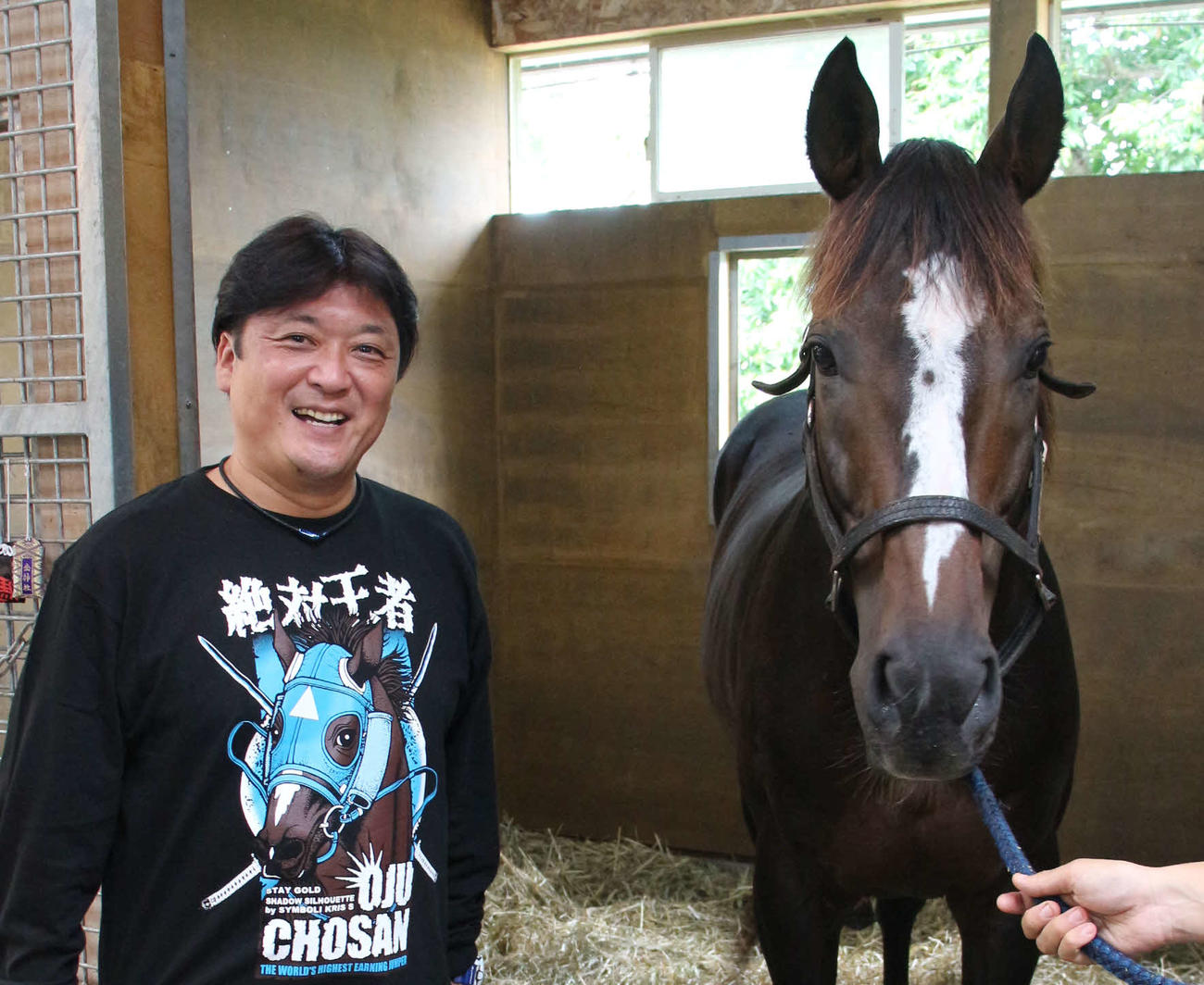オジュウチョウサンと再会した株式会社オーセンティック東京の成岡利泰代表
