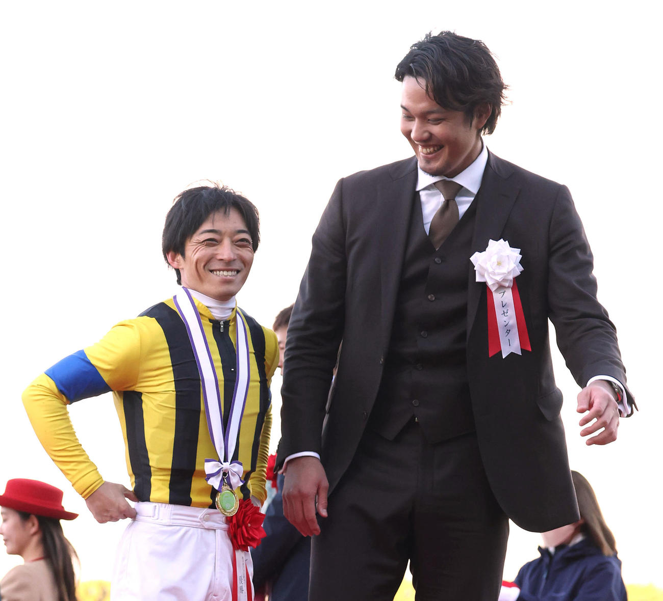 笑顔を見せる川田将雅騎手（左）と藤浪晋太郎（撮影・白石智彦）