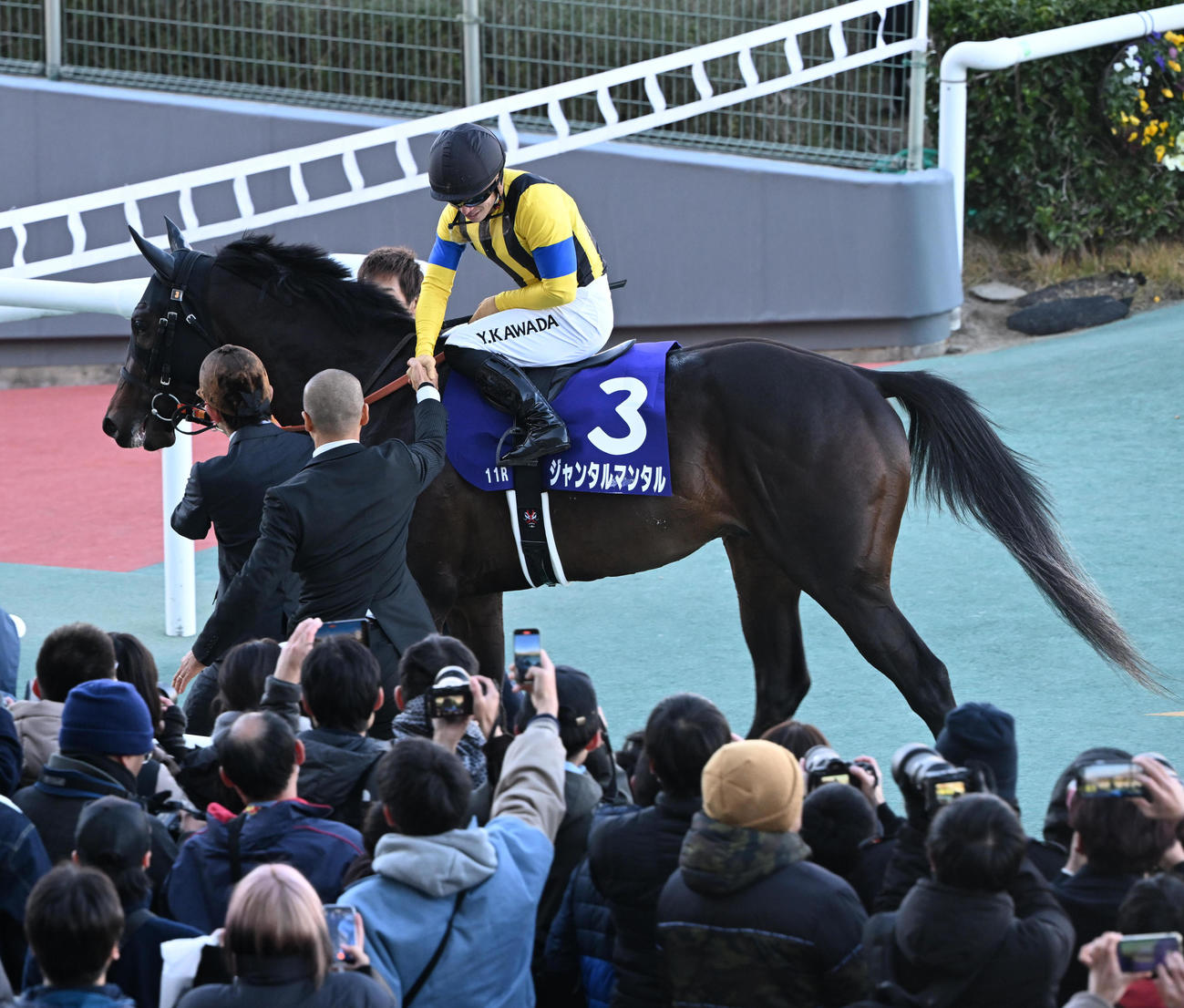 ジャンタルマンタルで朝日杯FSを制し、高野師と握手を交わす川田騎手（撮影・和賀正仁）