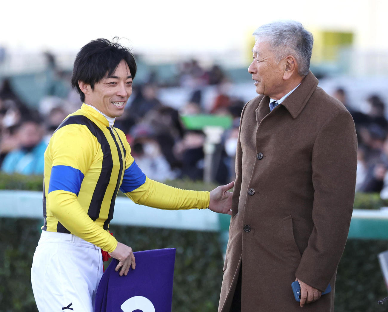 談笑する川田騎手（左）と社台F吉田照哉代表（撮影・白石智彦）