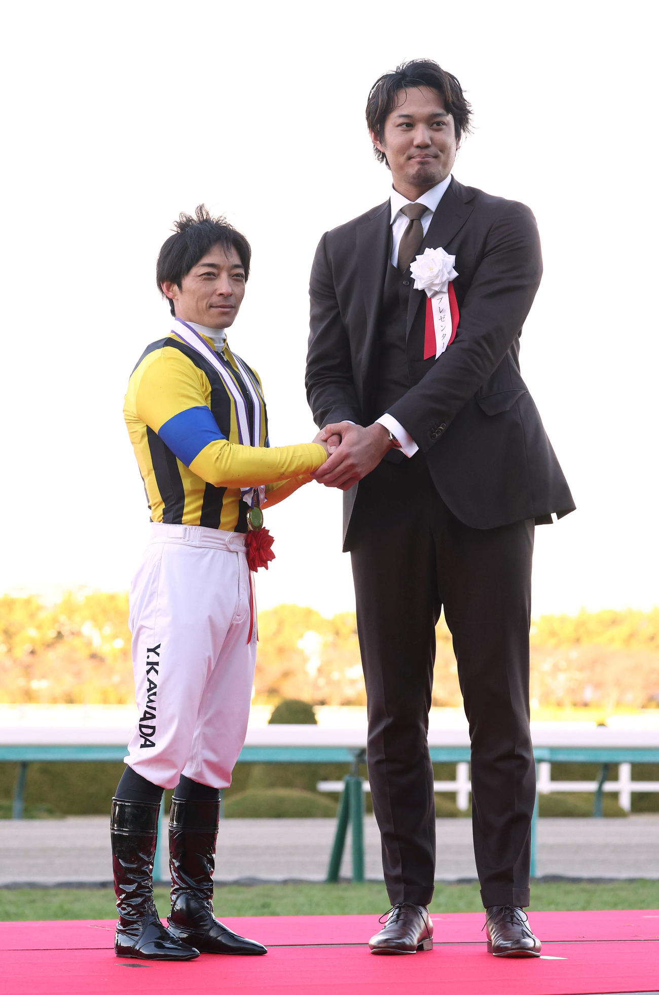 笑顔で握手する川田騎手（左）とメジャーリーガーの藤浪晋太郎（撮影・白石智彦）