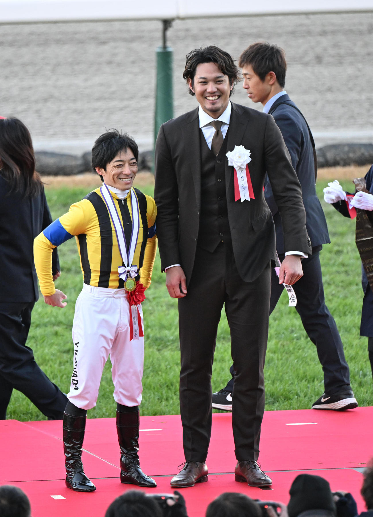 身長差に驚きながら記念撮影する川田将雅騎手（左）とメジャーリーガーの藤浪晋太郎（撮影・和賀正仁）