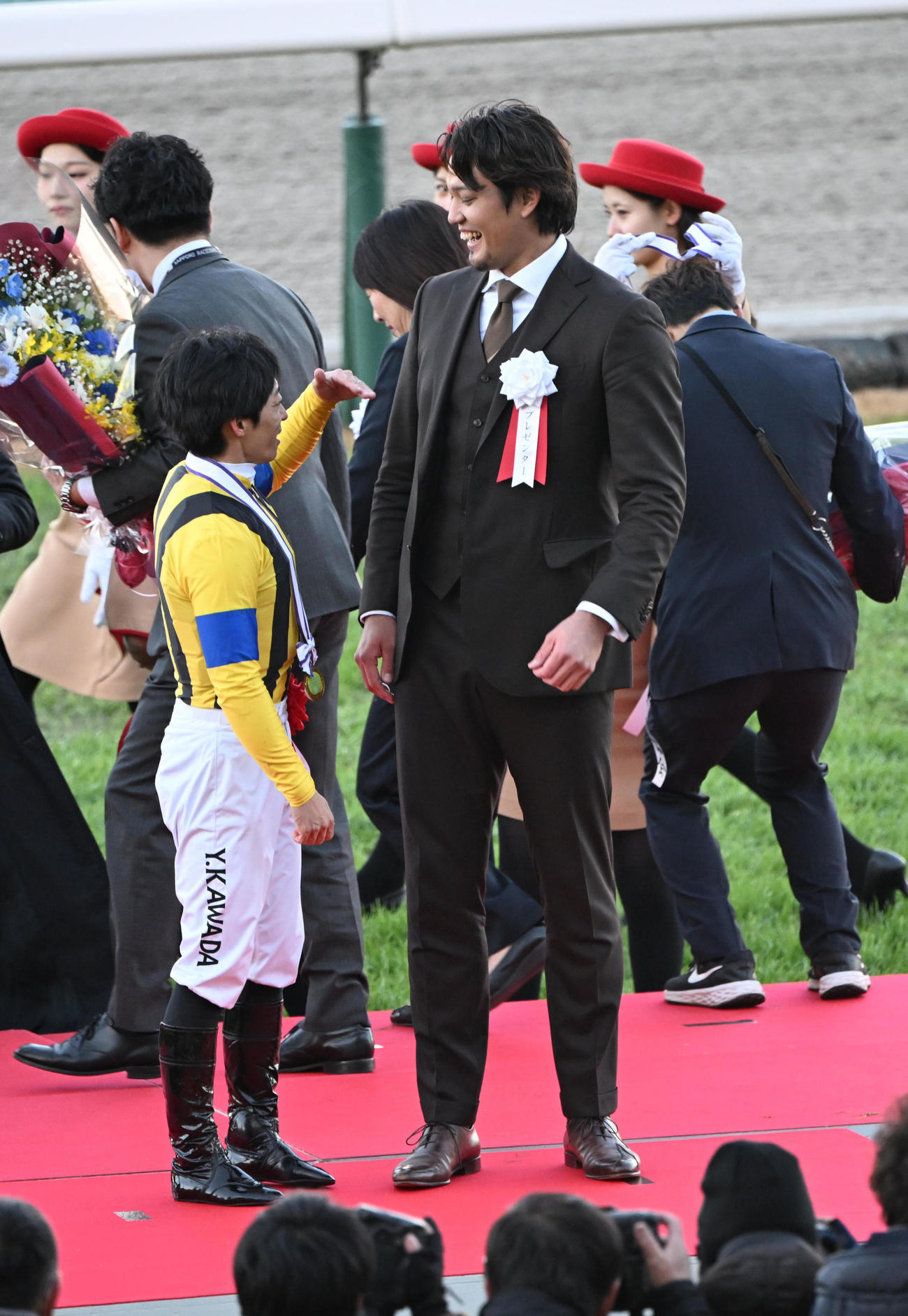 身長差に驚きながら記念撮影する川田将雅騎手（左）とメジャーリーガーの藤浪晋太郎（撮影・和賀正仁）