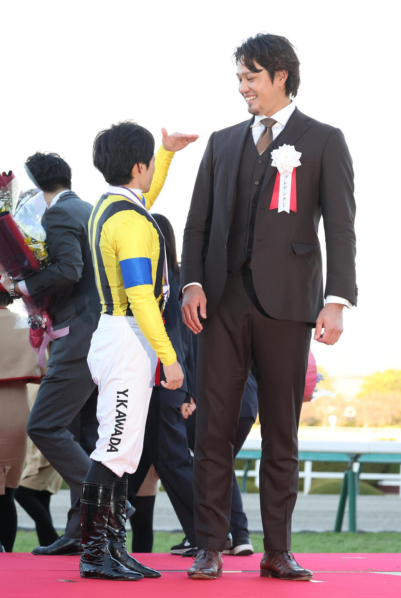 藤浪晋太郎（右）との身長差を測る川田将雅騎手（撮影・白石智彦）