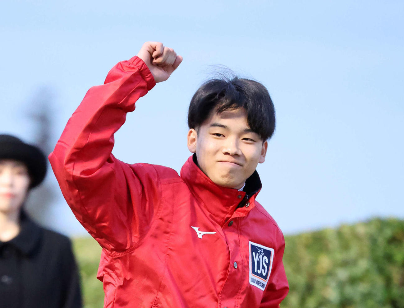 ヤングジョッキーズシリーズで1位になりガッツポーズする横山琉騎手（撮影・鈴木正人）