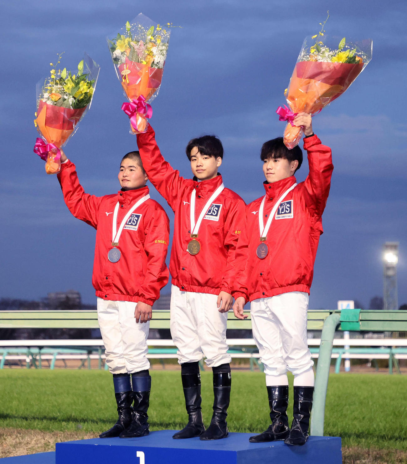 写真に納まる、左から2位の田口貫太騎手、1位の横山琉人騎手、3位の新原周馬騎手（撮影・鈴木正人）