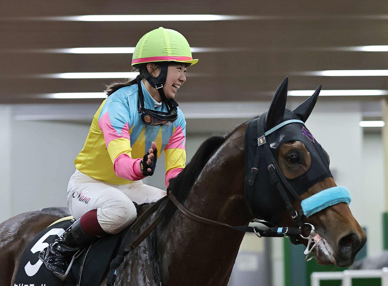 中京2歳Sをクリスアーサーで優勝し鞍上で笑顔を見せる河原田騎手（撮影・上田博志）