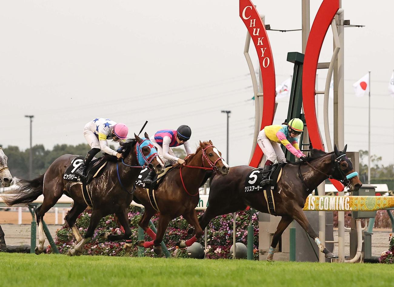 中京10R中京2歳S、直線で逃げ切り優勝したクリスアーサー（右）と河原田菜々騎手（撮影・上田博志）