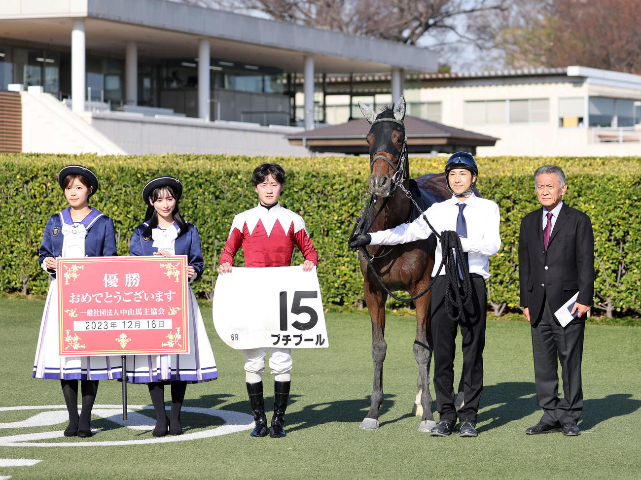 中山6R、新馬戦を制したプチブールと小林凌大騎手（中央）（撮影・鈴木正人）