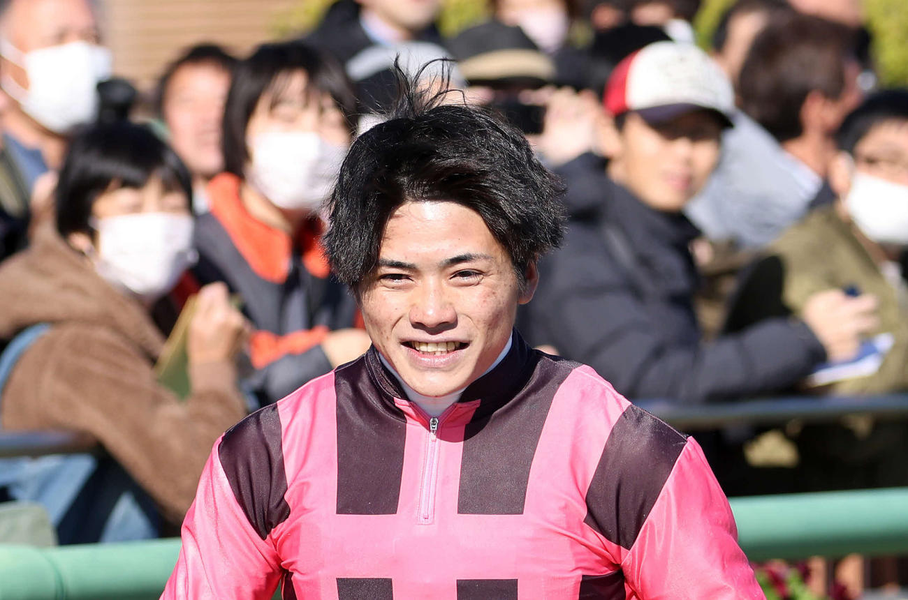 障害3歳以上未勝利を制し障害初勝利を飾った水沼元輝騎手（撮影・鈴木正人）