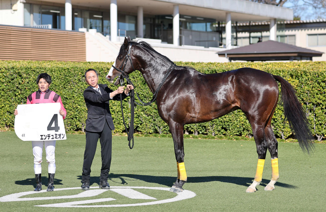 障害3歳以上未勝利を制したエンデュミオンと水沼元輝騎手（撮影・鈴木正人）