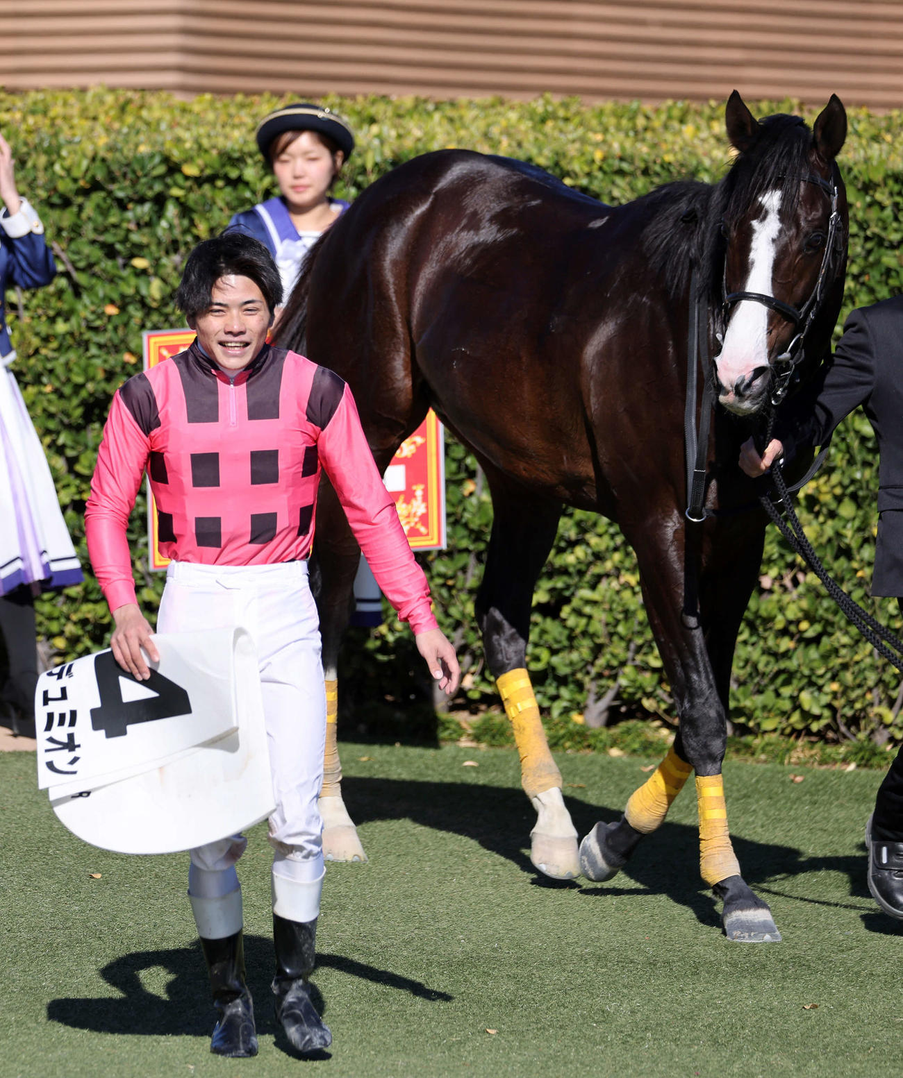 障害3歳以上未勝利を制し障害初勝利を飾った水沼元輝騎手とエンデュミオン（撮影・鈴木正人）