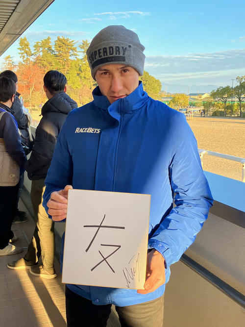 プラダリアに騎乗するムルザバエフ騎手