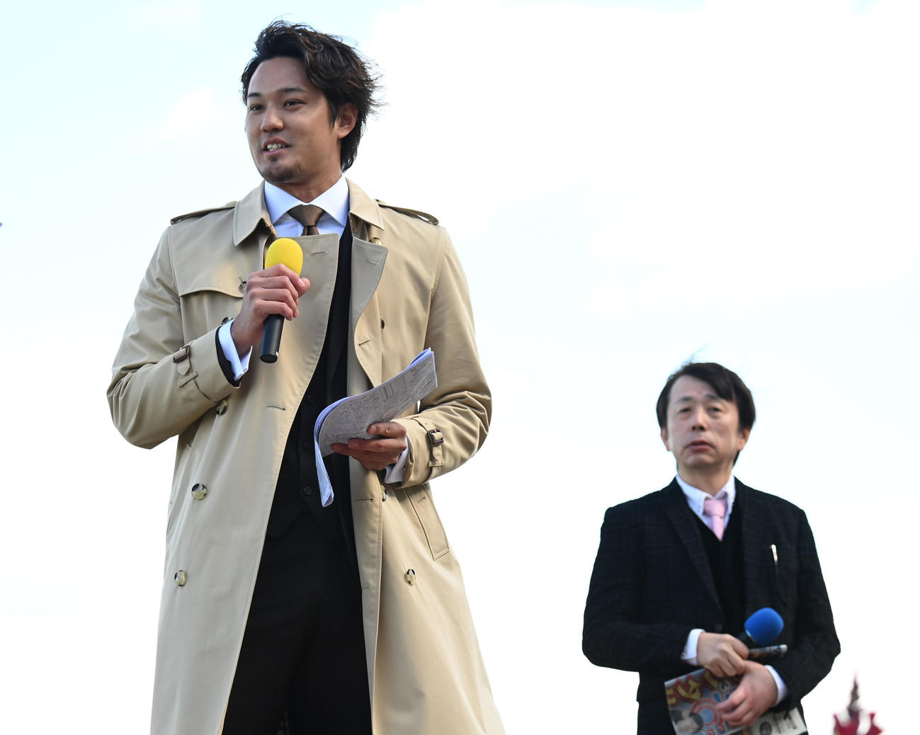 阪神競馬場で朝日杯FSを予想するメジャーリーガーの藤浪晋太郎（撮影・和賀正仁）