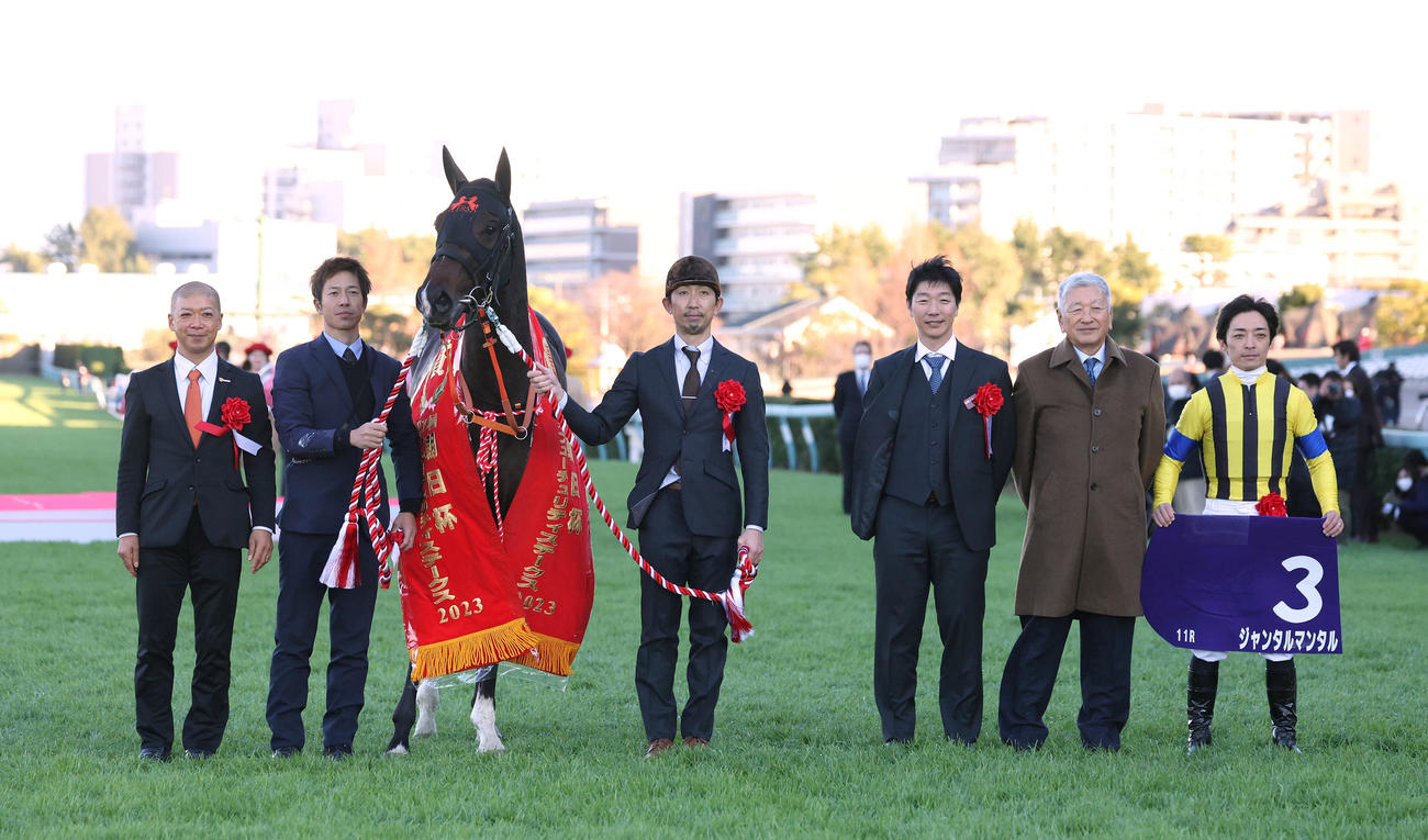 朝日杯FSを制したジャンタルマンタルと口取りに並ぶ川田騎手（右）（撮影・白石智彦）
