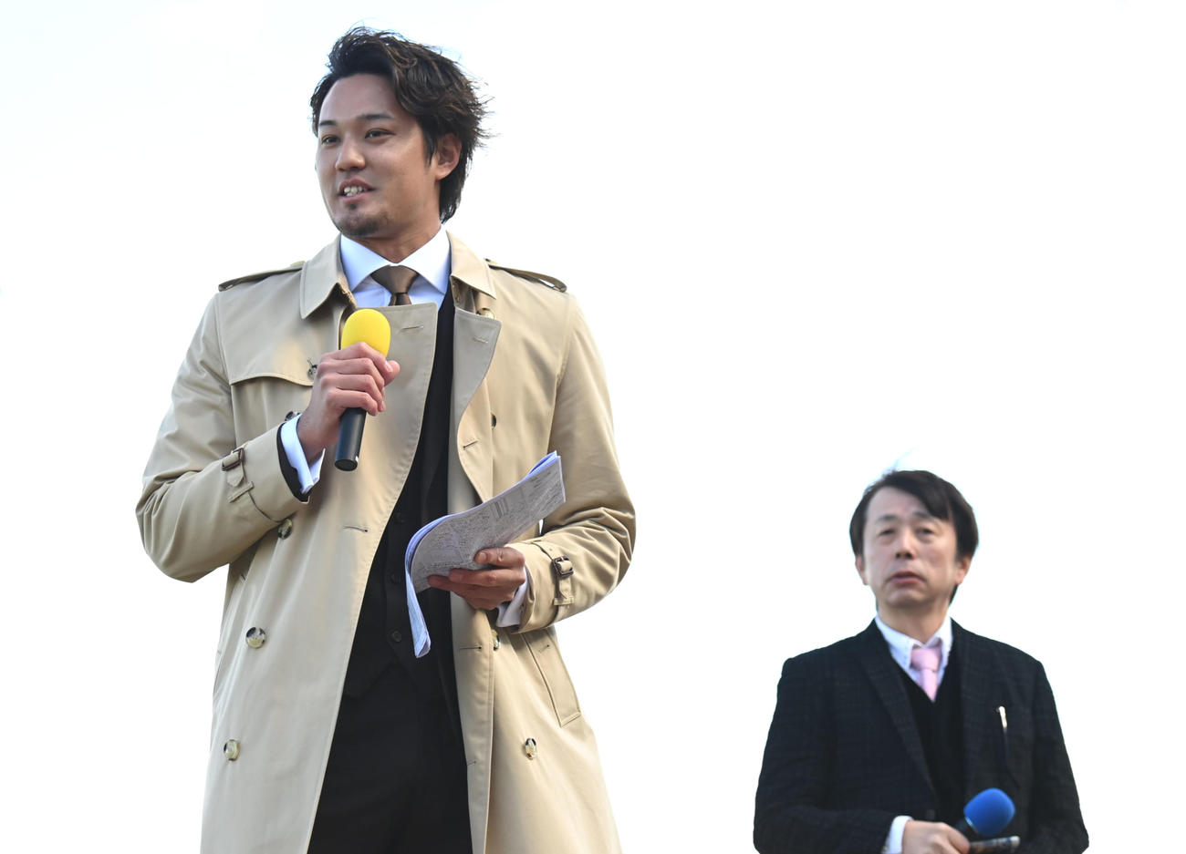 阪神競馬場で朝日杯FSを予想するメジャーリーガーの藤浪晋太郎（撮影・和賀正仁）