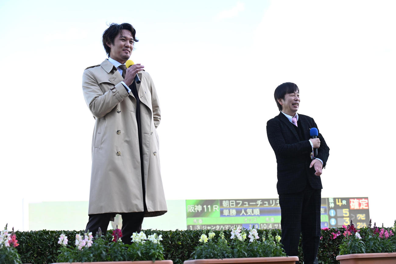 阪神競馬場で朝日杯FSを予想する藤浪（左）と佐藤哲三氏（撮影・和賀正仁）