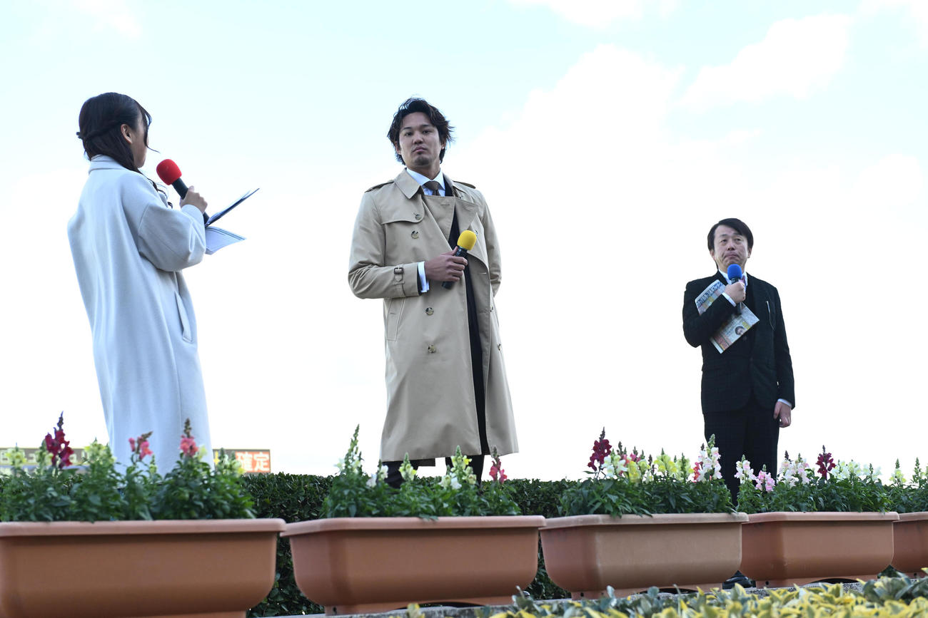 阪神競馬場で朝日杯FSを予想するメジャーリーガーの藤浪晋太郎（中央）と佐藤哲三氏（撮影・和賀正仁）