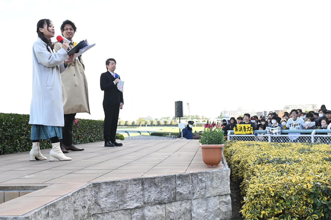 阪神競馬場で朝日杯FSを予想するメジャーリーガーの藤浪晋太郎（左から2人目）と佐藤哲三氏（撮影・和賀正仁）