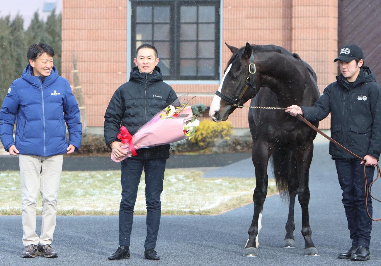 イクイノックスと記念撮影に収まる木村師（中央）。左は社台スタリオンステーションの徳武氏（撮影・奥村晶治）