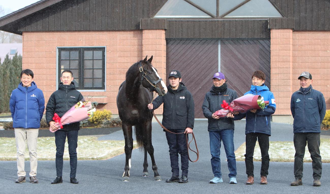 イクイノックスと記念撮影に収まる木村師（左から2人目）（撮影・奥村晶治）