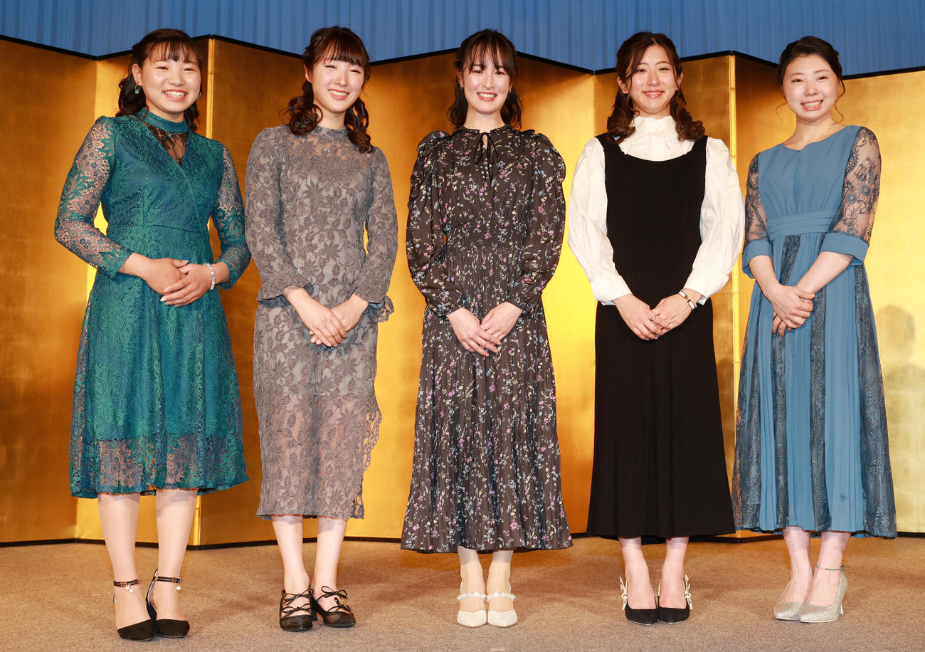 中山馬主協会会員忘年懇親会に登場した左から小林美駒、永島まなみ、藤田菜七子、今村聖奈、河原田菜々（撮影・野上伸悟）