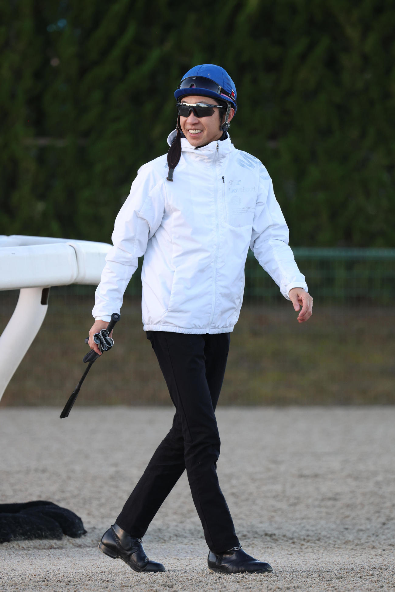 13日、右太ももの筋挫傷から復帰し、調教後に笑顔を見せる武豊