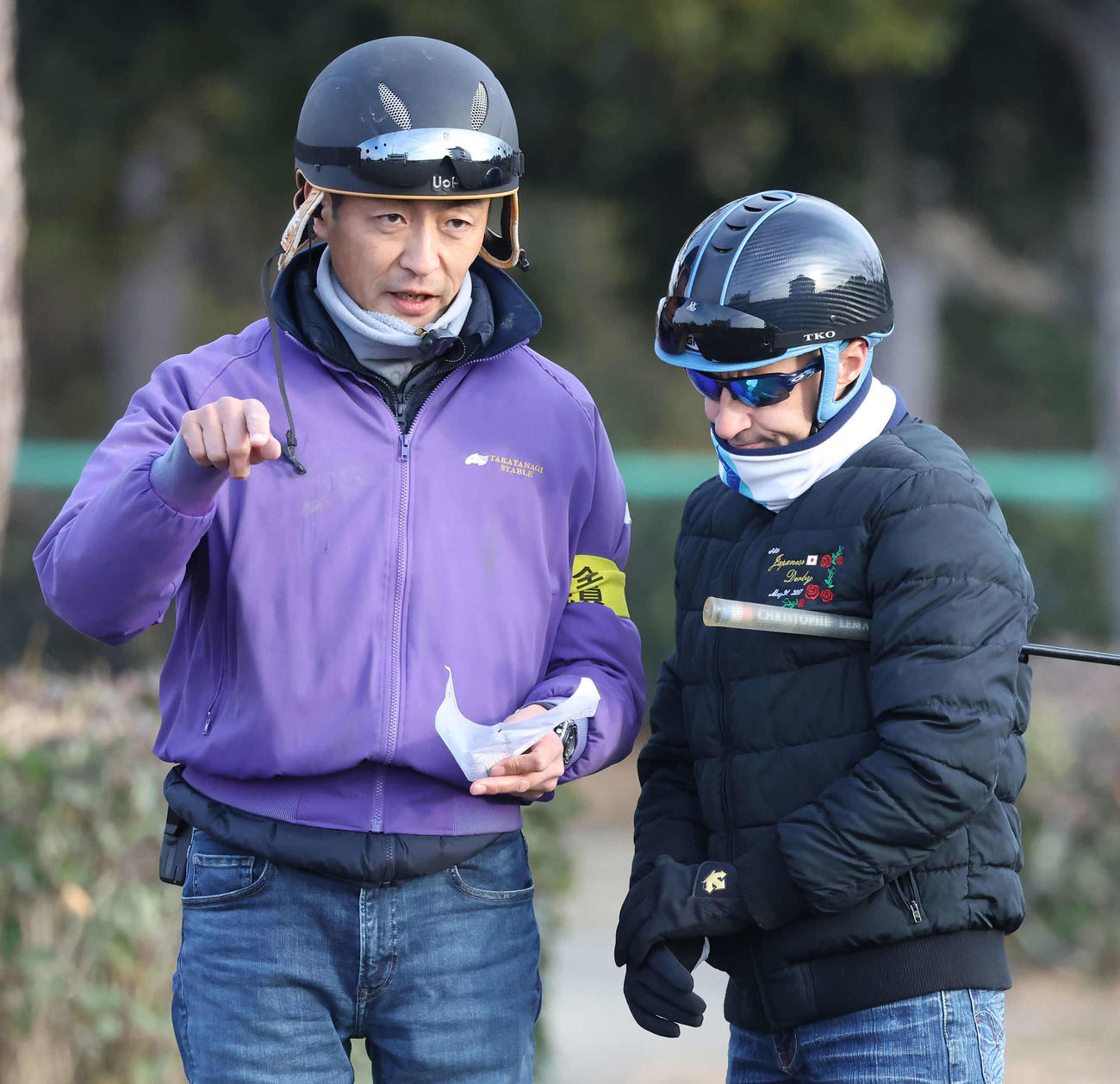 スターズオンアースの追い切りを前にルメール騎手と話す高柳瑞師（撮影・丹羽敏通）
