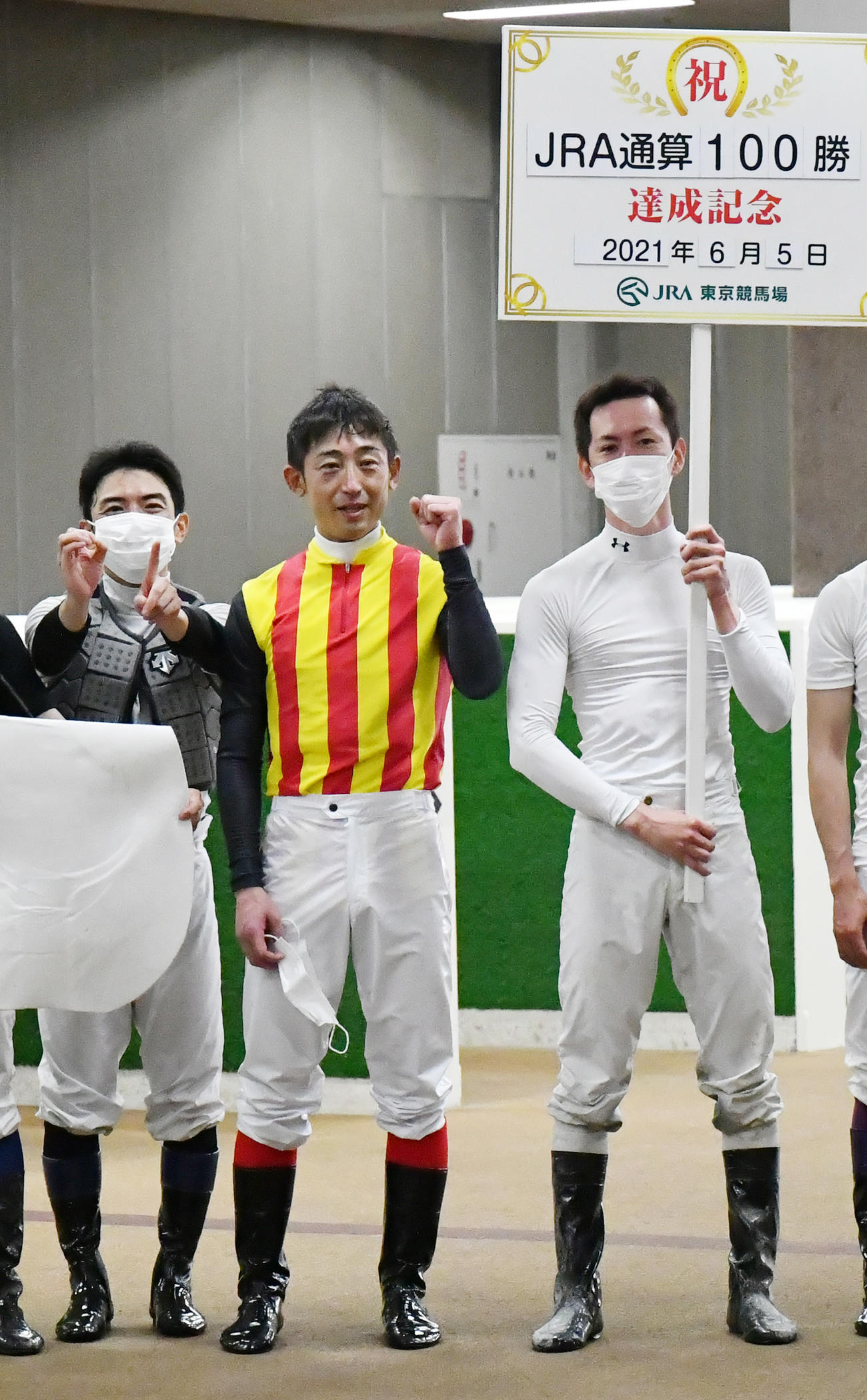 JRA通算100勝を達成した平沢騎手（中央）（2021年6月撮影）