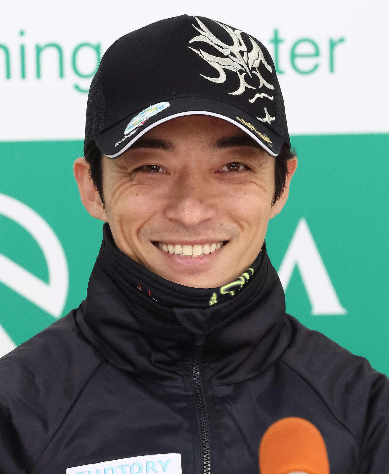 初コンビのソールオリエンスについて笑顔で記者会見する川田騎手（撮影・丹羽敏通）