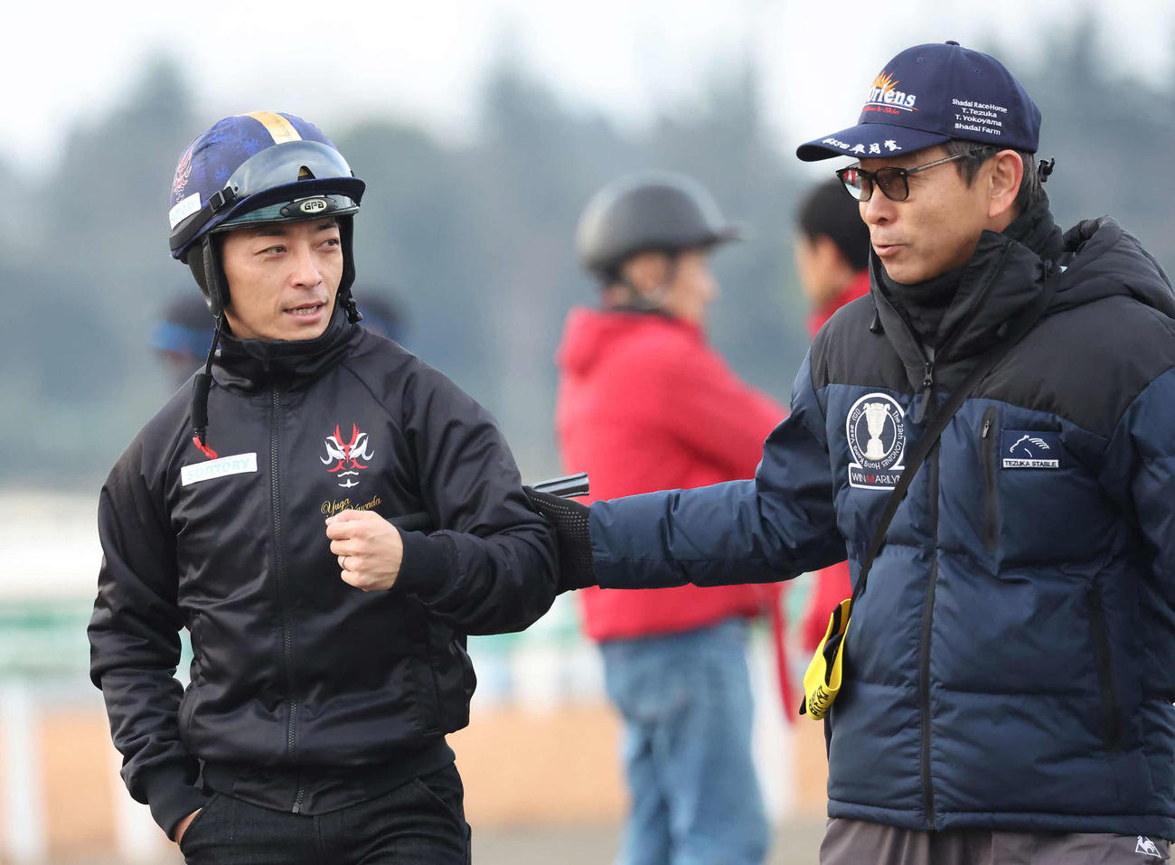 ソールオリエンスの追い切りを終えて手塚師と話す川田騎手（撮影・丹羽敏通）