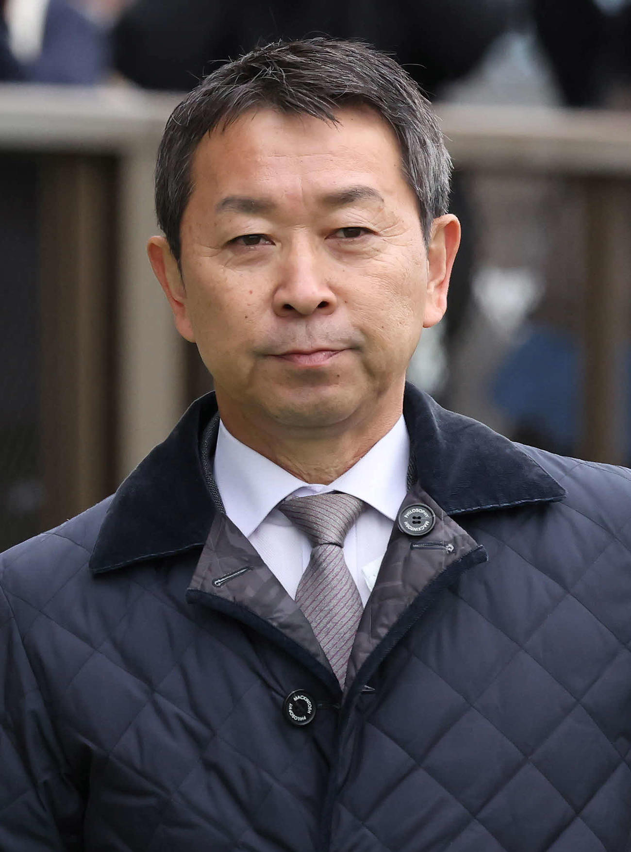 手塚貴久調教師（23年11月25日撮影）