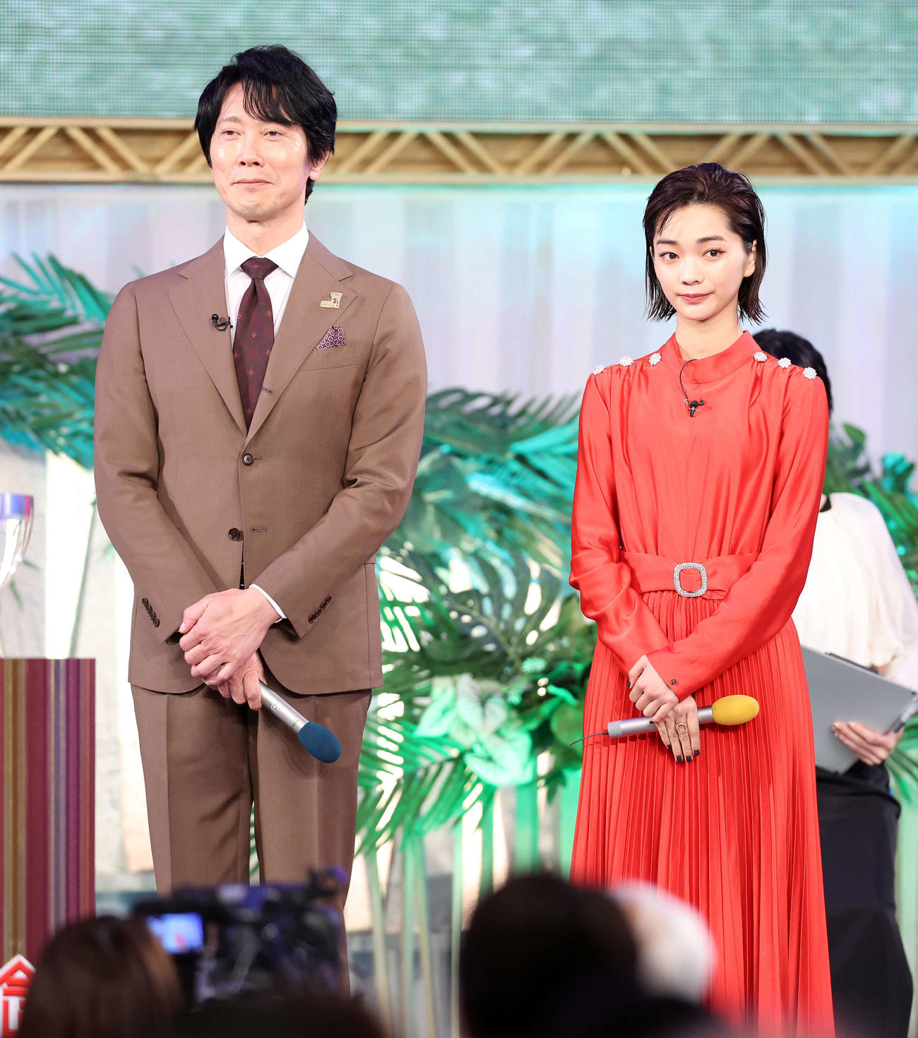 公開枠順抽選会でプレゼンターを務める佐々木蔵之介（左）と見上愛（撮影・鈴木正人）