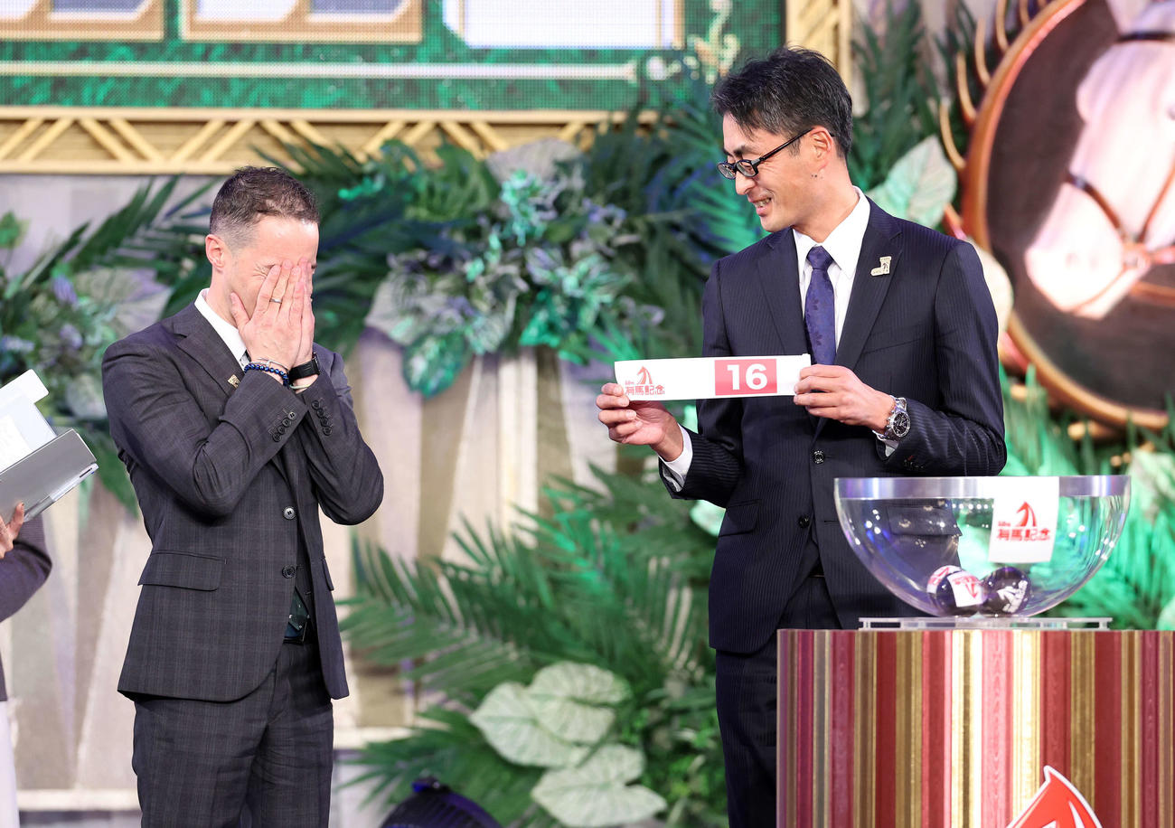 8枠16番を引いた高柳瑞樹調教師（右）と顔を隠すC・ルメール騎手（撮影・鈴木正人）