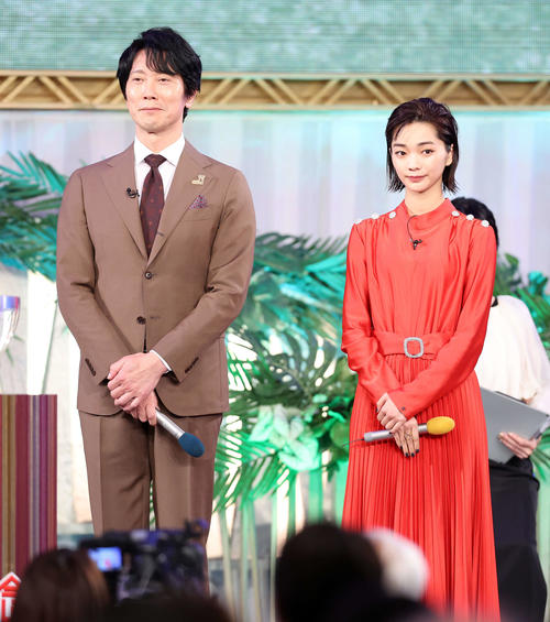 公開枠順抽選会でプレゼンターを務める佐々木蔵之介（左）と見上愛（撮影・鈴木正人）