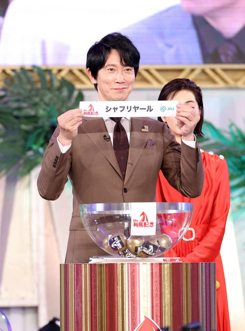 抽選ポットからシャフリヤールを引いた佐々木蔵之介（撮影・鈴木正人）