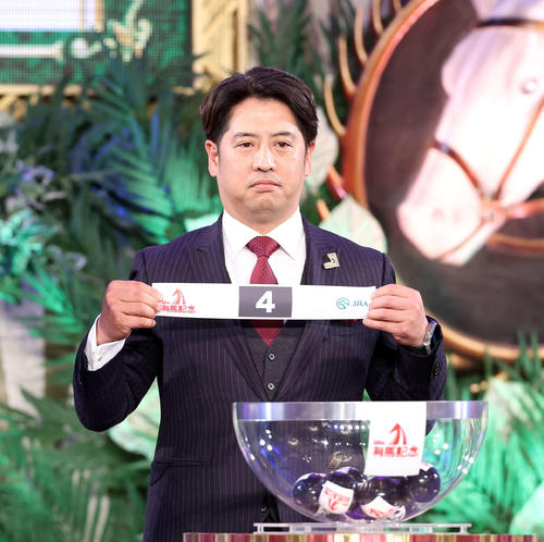 2枠4番を引いたタイトルホルダーの栗田調教師（撮影・鈴木正人）