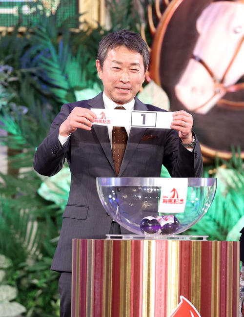 1枠1番を引いたソールオリエンスの手塚貴久調教師（撮影・鈴木正人）